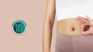 Mujer haciendo gesto de "ok" sobre su abdomen, simbolizando una buena salud digestiva gracias al cuidado de la microbiota intestinal, con el logotipo de Mónica Rodríguez, nutricionista integrativa.