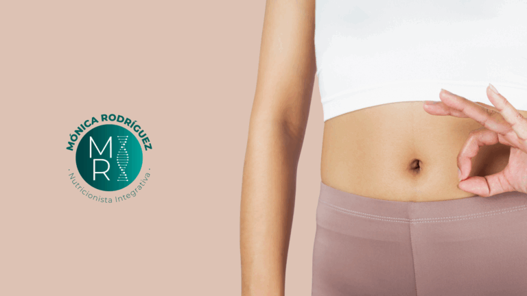 Mujer haciendo gesto de "ok" sobre su abdomen, simbolizando una buena salud digestiva gracias al cuidado de la microbiota intestinal, con el logotipo de Mónica Rodríguez, nutricionista integrativa.