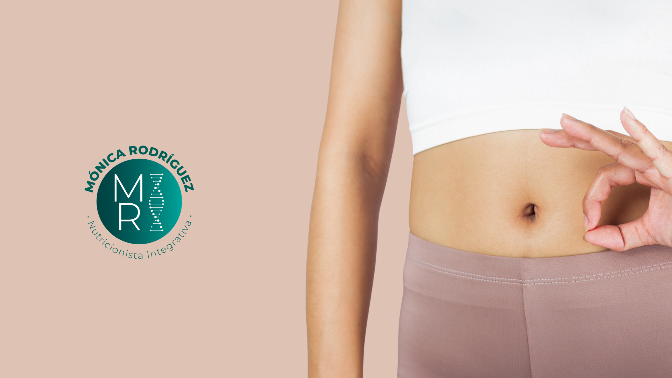 Mujer haciendo gesto de "ok" sobre su abdomen, simbolizando una buena salud digestiva gracias al cuidado de la microbiota intestinal, con el logotipo de Mónica Rodríguez, nutricionista integrativa.